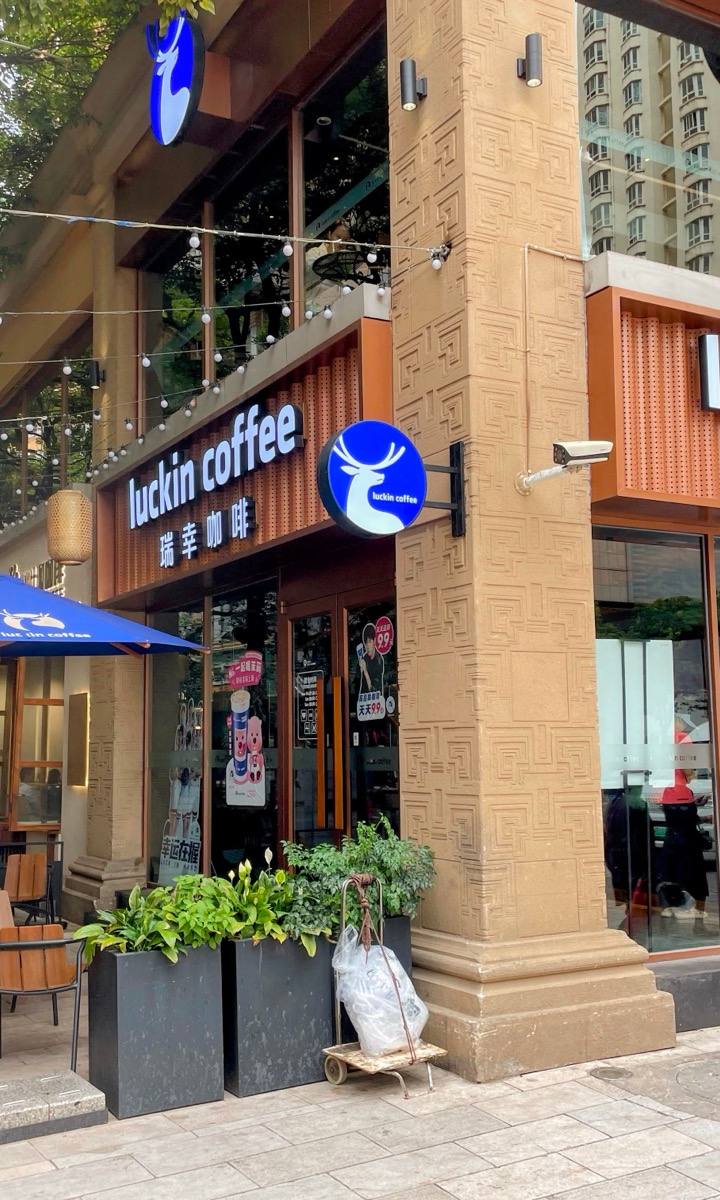 A China é o país do chá — mas a Luckin acabou de humilhar a Starbucks no café