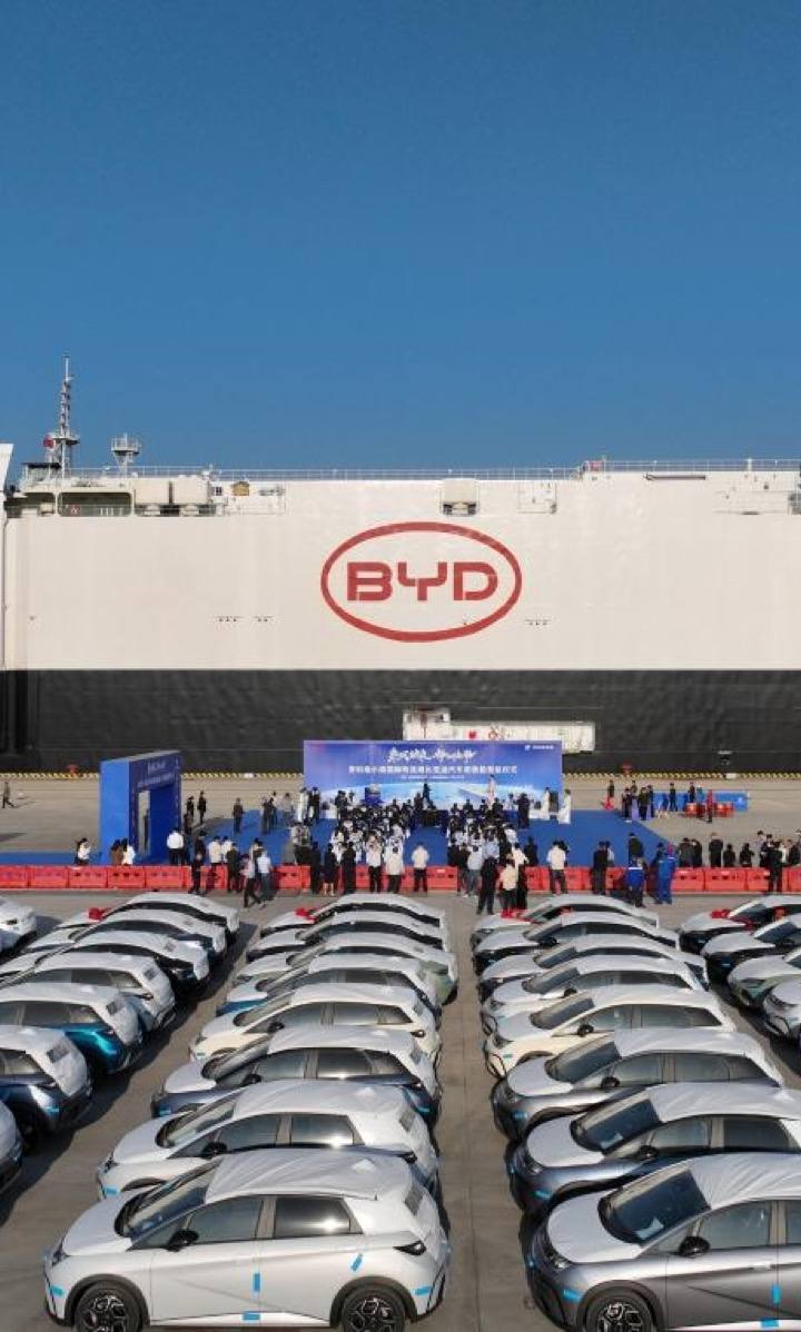 A BYD ficou sem navio para exportar tanto carro — então construiu a própria frota
