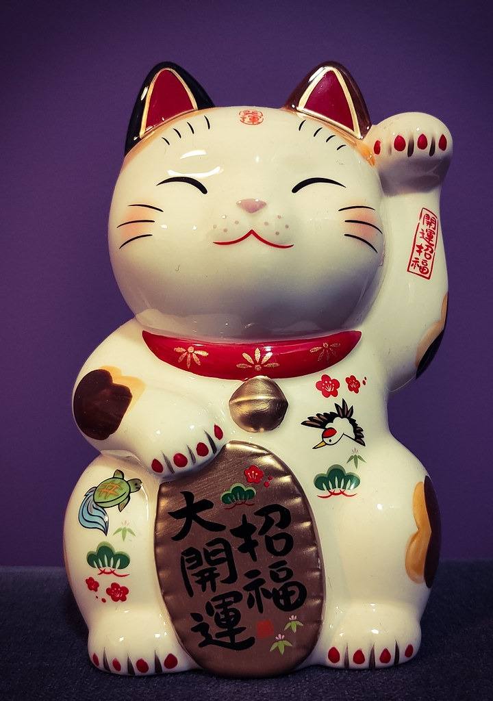 O gato da sorte nasceu no Japão, mas a China virou a fábrica dele