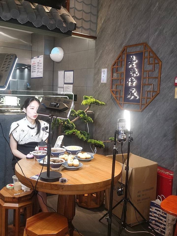 Empresas chinesas vendem ao vivo 24 horas por dia, como se fossem um canal de TV