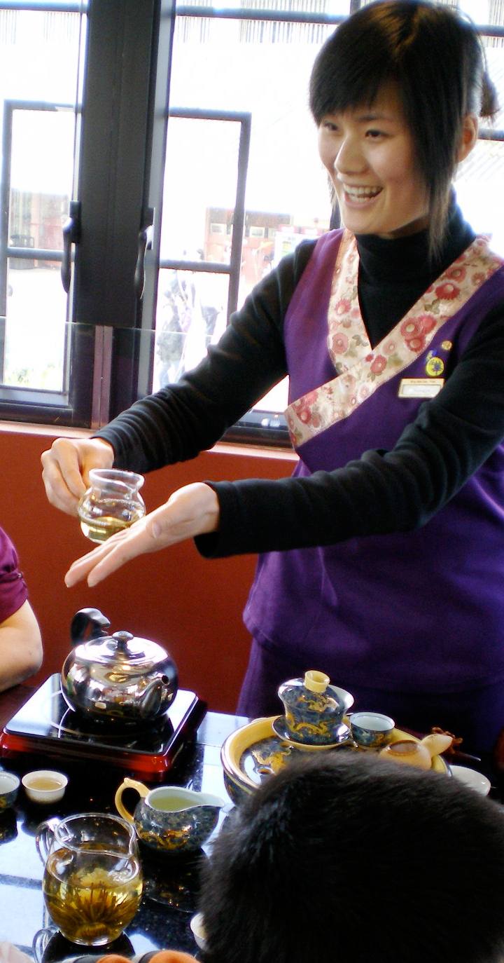O ritual do chá na mesa de negociação chinesa (e os códigos que decidem o negócio)
