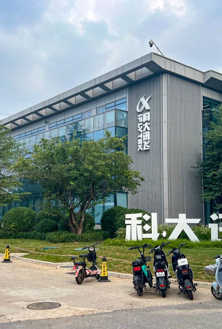 Enquanto o mundo teme a IA tirar emprego, a China trata a IA como política de Estado