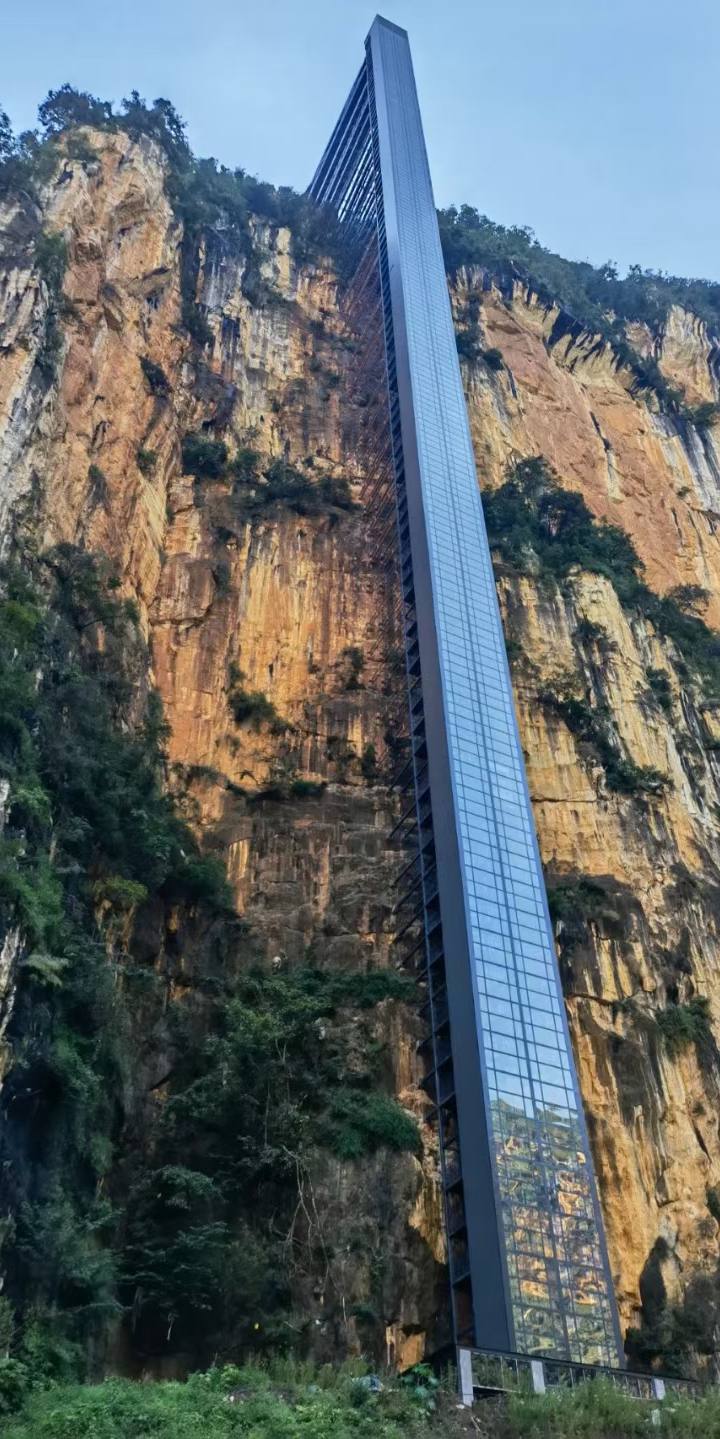 O elevador de 288 metros que leva a escola