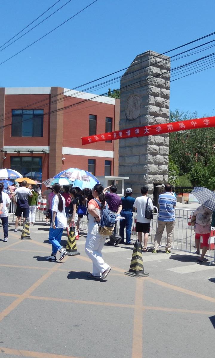 Na China, algumas famílias dão presente de luxo por passar numa prova — e essa prova faz o país inteiro parar