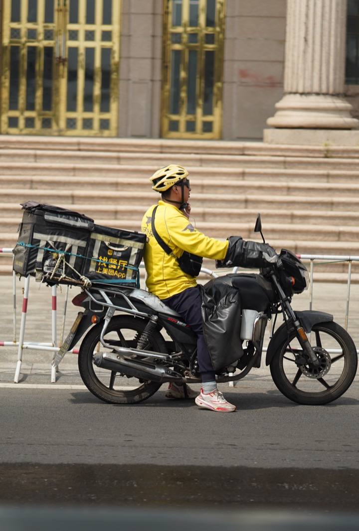 200 milhões de entregadores: a maior gig economy do mundo (a escala e o lado que ninguém mostra)