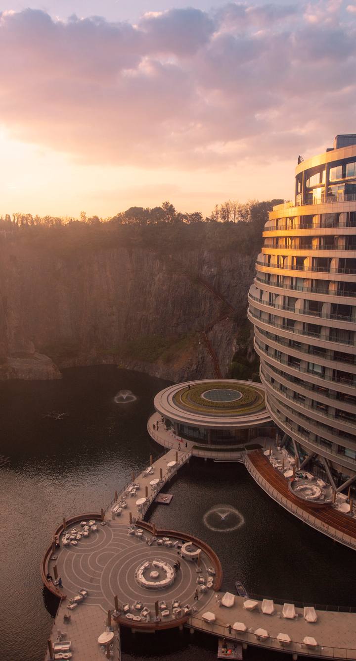 O hotel de luxo que a China construiu dentro de uma pedreira abandonada