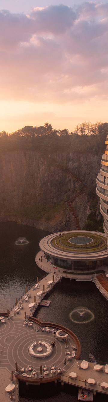 O hotel de luxo que a China construiu dentro de uma pedreira abandonada