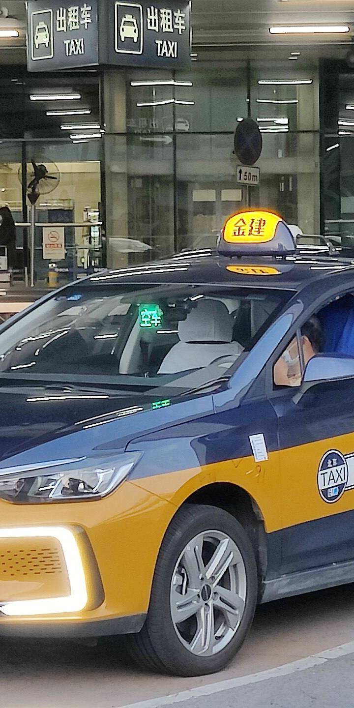 Na China digital, idoso não consegue pegar táxi