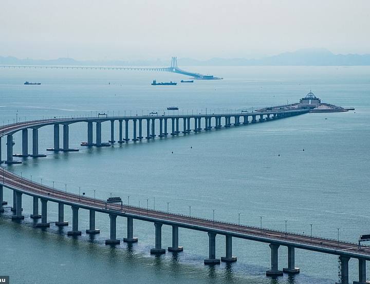 A ponte de 55 km que mergulha no meio