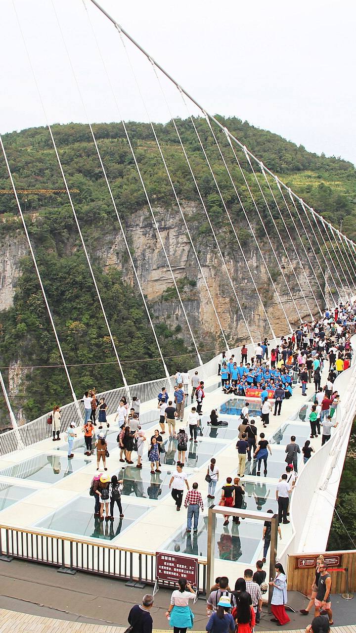 A ponte de vidro a 300 metros de altura na China