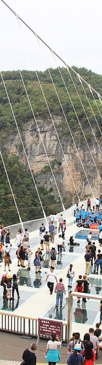 A ponte de vidro a 300 metros de altura na China